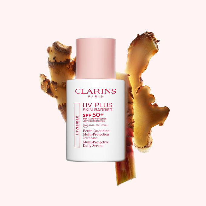 Packshot van Clarins UV Plus Skin Barrier SPF 50+  tegen een achtergrond van gemberplakjes, waarmee het belangrijkste natuurlijke ingredi&euml;nt wordt benadrukt.