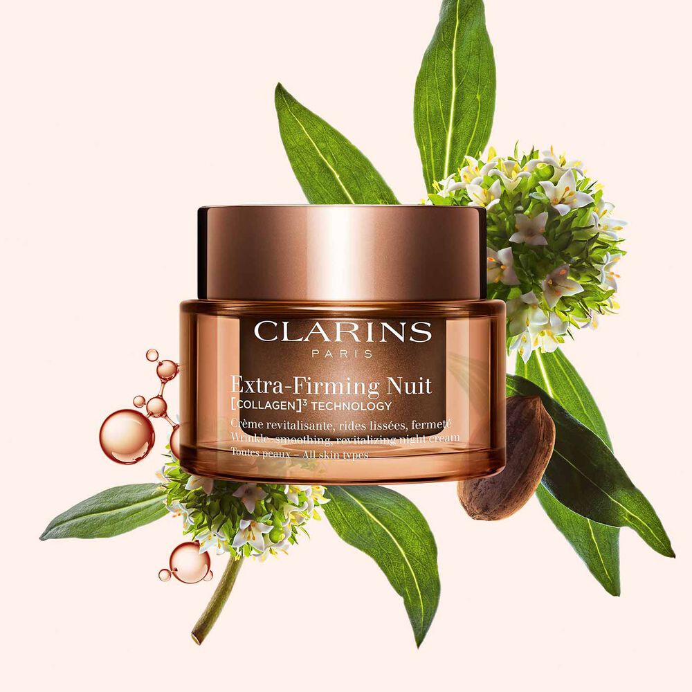 Packshot van Clarins Extra-Firming Night Cream voor alle huidtypes, naast een mitracarpusplant, een pecannoot in de dop en een collageenmolecule