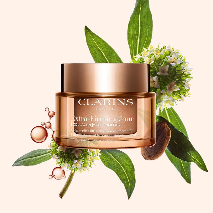 Packshot van Clarins Extra-Firming Day Cream voor alle huidtypes, naast een mitracarpusplant, een pecannoot in de dop en een collageenmolecule
