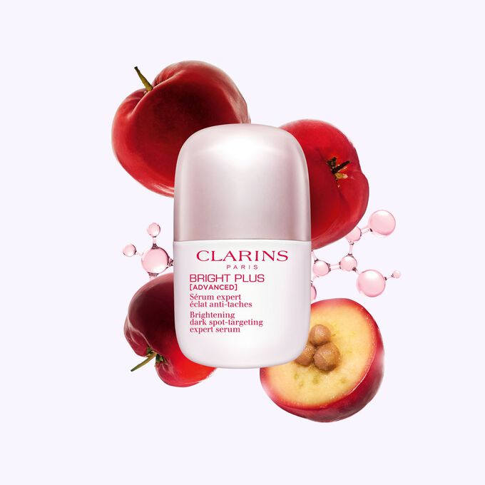 Packshot van Clarins Brightening dark spot-targeting expert serum met niacinamide tegen oneffenheden naast acerolavruchten en een niacinamidemolecuul