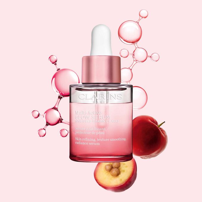 Plan produit de Multi-Active Glow Serum avec mol&eacute;cule de vitamine&nbsp;C et ac&eacute;rola sur fond rose clair, ravivant l&rsquo;&eacute;clat de la peau.