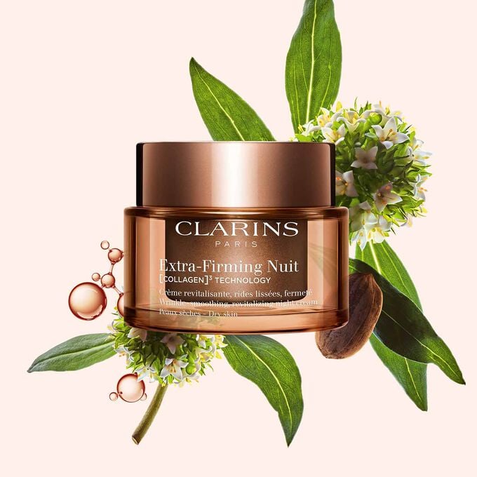 Packshot van Clarins Extra-Firming Night Cream voor de droge huid, naast een mitracarpusplant, een pecannoot in de dop en een collageenmolecule