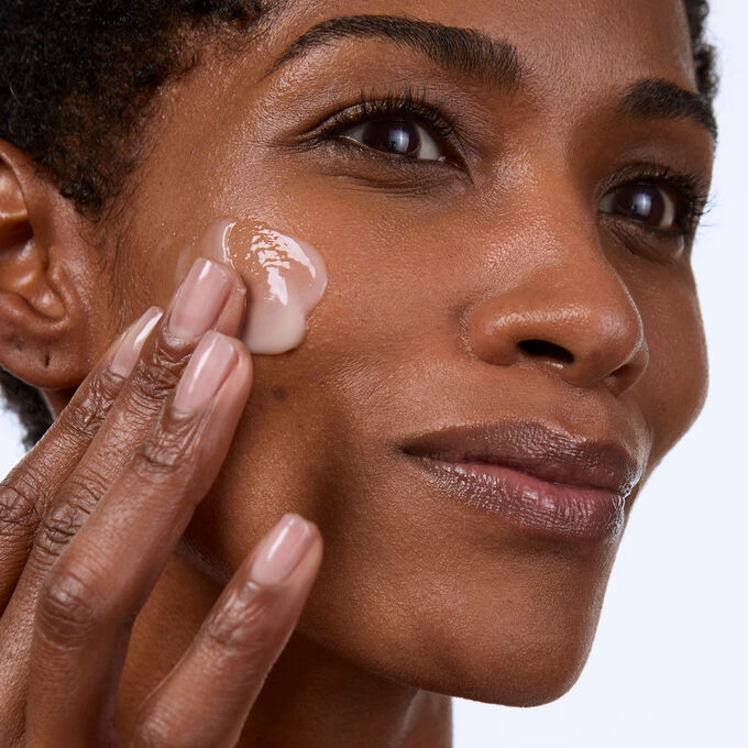 Routine anti-&acirc;ge avec S&eacute;rum Lift-Remodelant, l'essence, et cr&egrave;mes jour et nuit