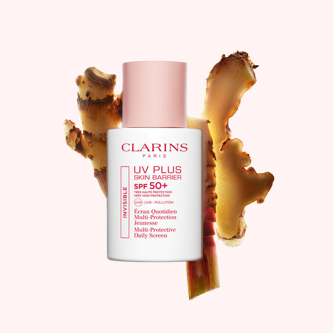 Packshot van Clarins UV Plus Skin Barrier SPF 50+  tegen een achtergrond van gemberplakjes, waarmee het belangrijkste natuurlijke ingredi&euml;nt wordt benadrukt.