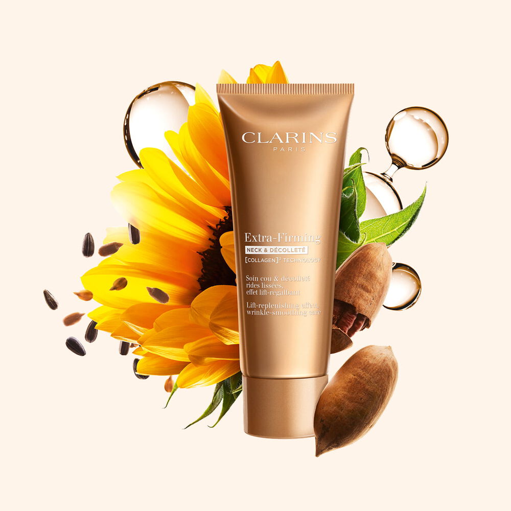 Packshot van de Clarins Extra-Firming Neck & D&eacute;collet&eacute; Cream, omringd door collageen, pecannoten en zonnebloemen om de belangrijkste ingredi&euml;nten te benadrukken.