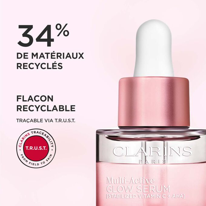 Gros plan du haut du flacon de Multi-Active Glow Serum, avec 34 % de matériaux recyclés et un design recyclable.
