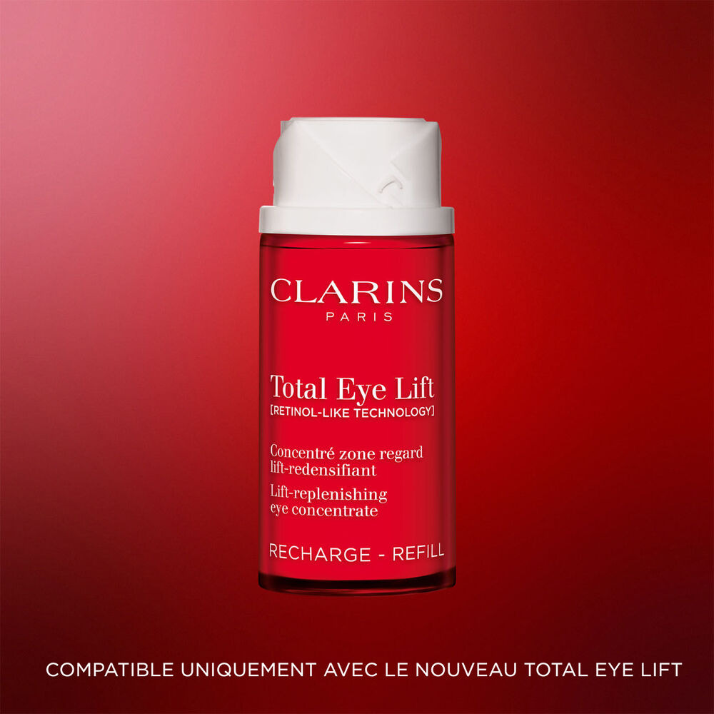 Plan produit de la recharge de la crème yeux Total Eye Lift Clarins sur fond rouge foncé pour mettre en avant son design rechargeable durable