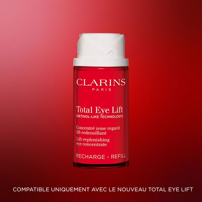 Plan produit de la recharge de la crème yeux Total Eye Lift Clarins sur fond rouge foncé pour mettre en avant son design rechargeable durable