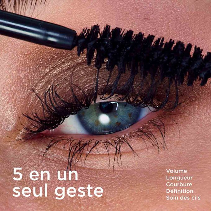 Gros plan sur les cils d&rsquo;une femme appliquant le Wonder Perfect 5D Mascara Clarins, pour montrer le volume, la courbure, la d&eacute;finition et l&rsquo;effet soin des cils.