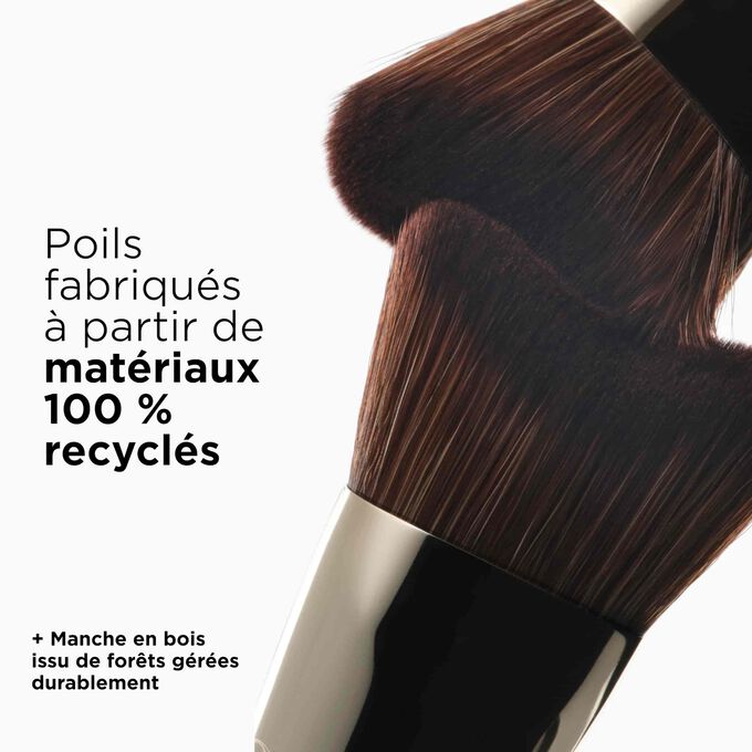 Mettre l&rsquo;accent sur les pinceaux inspir&eacute;s du Gua Sha afin de mettre en valeur l&rsquo;utilisation de poils recycl&eacute;s et de bois provenant de for&ecirc;ts g&eacute;r&eacute;es durablement.