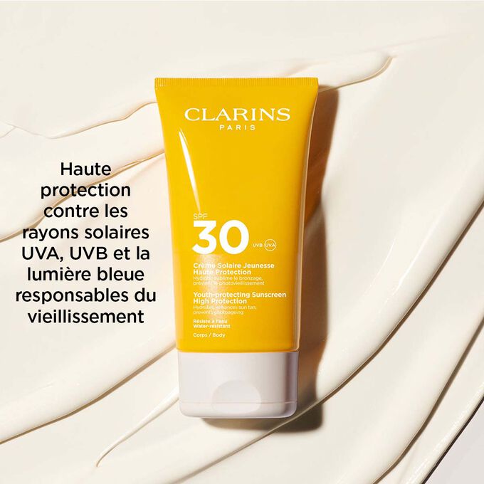 Cr&egrave;me Solaire Jeunesse Haute Protection SPF&nbsp;30 Clarins pour le corps qui prot&egrave;ge contre les UVA, les UVB et la lumi&egrave;re bleue.