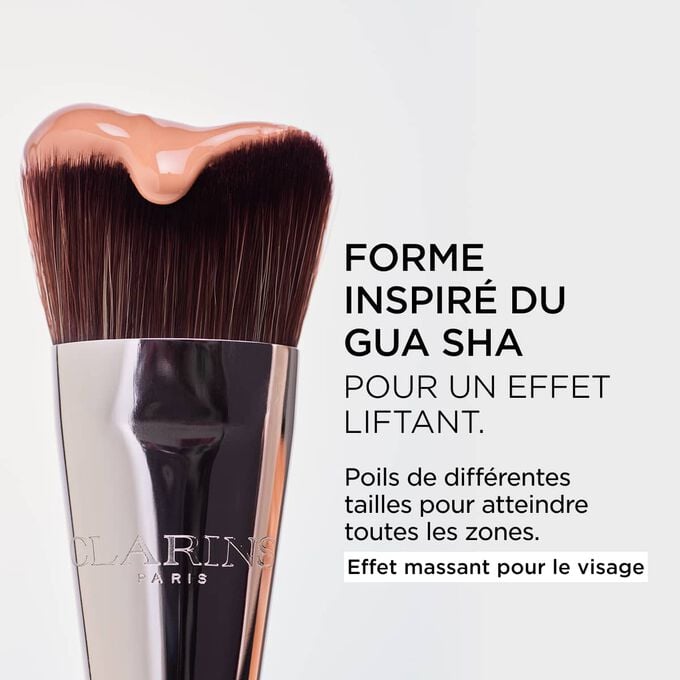 Gros plan sur la forme du Pinceau fond de teint ispir&eacute; du Qua Sha pour atteindre toutes les zones et offrir un effet massant pour le visage