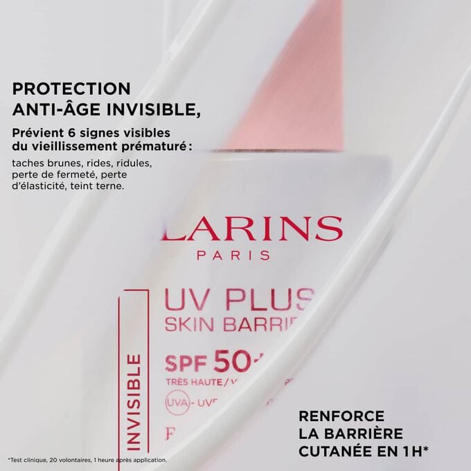Fluide Clarins UV Plus Skin Barrier SPF 50+ &agrave; moiti&eacute; cach&eacute;, soulignant la protection jeunesse invisible et le renfort de la barri&egrave;re cutan&eacute;e en 1&nbsp;heure.
