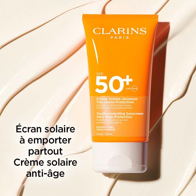La Cr&egrave;me Solaire Jeunesse Tr&egrave;s Haute Protection SPF&nbsp;50 Clarins, avec un texte soulignant son format &agrave; emporter offrant une haute protection.