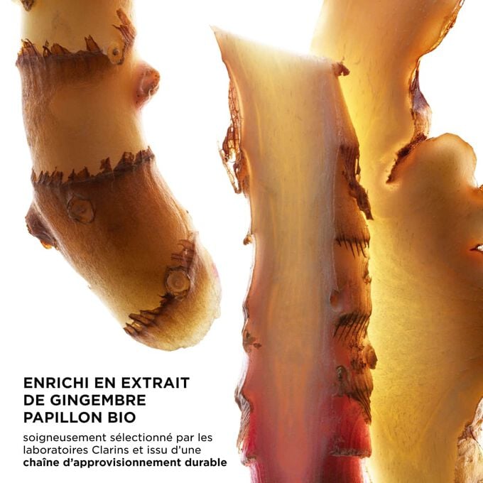 Focus sur les tranches de gingembre, mettant en &eacute;vidence les ingr&eacute;dients cl&eacute;s de UV Plus Skin Barrier SPF 50+, soigneusement s&eacute;lectionn&eacute;s par les laboratoires Clarins et issu de sources durables.