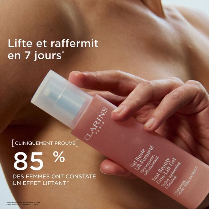 Gros plan sur une femme tenant le Gel Buste Lift-Fermet&eacute; Clarins, illustrant un buste visiblement lift&eacute; et plus ferme apr&egrave;s une utilisation r&eacute;guli&egrave;re.