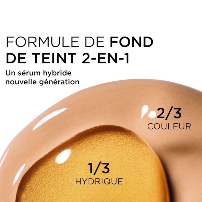 Gros plan sur le m&eacute;lange de deux textures : le s&eacute;rum et le fond de teint dans le Double Serum Foundation Clarins pour une couvrance nouvelle g&eacute;n&eacute;ration