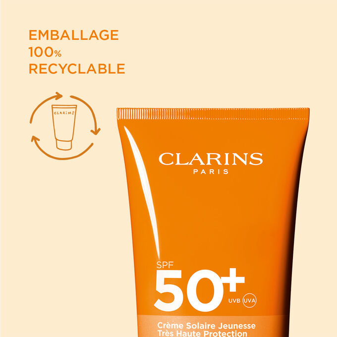 Gros plan sur la Cr&egrave;me Solaire Jeunesse Tr&egrave;s Haute Protection SPF&nbsp;50 Clarins pour mettre en valeur son emballage 100&nbsp;% recyclable.