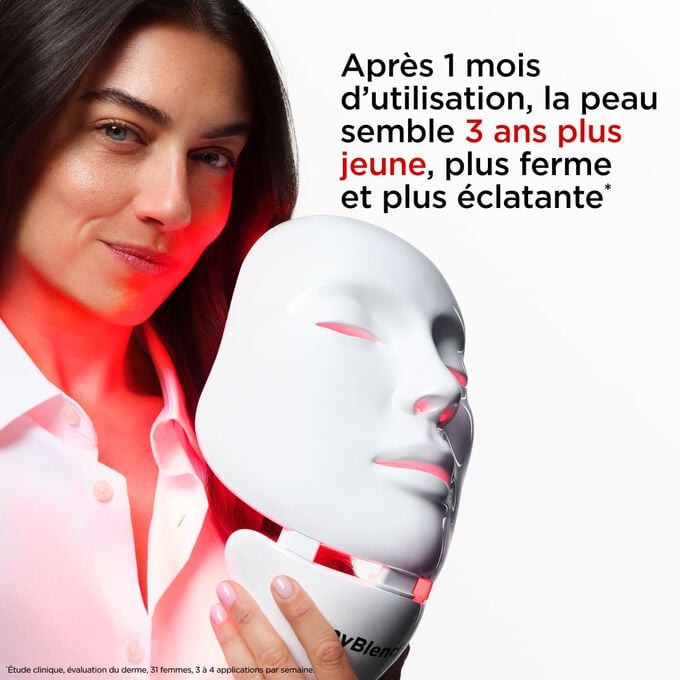 Gros plan sur le mannequin tenant un myLEDmask2 visage et cou, d&eacute;montrant ses bienfaits pour rendre la peau plus jeune, plus ferme et plus &eacute;clatante