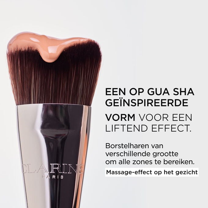 Focus op Gua Sha-Inspired Foundation Brush met borstelharen van verschillende grootte om alle zones te bereiken en te zorgen voor een massage-effect op het gezicht