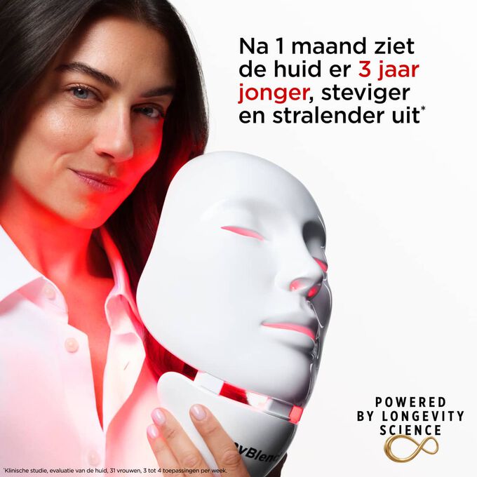Close-up van model dat myLEDmask2 voor gezicht en hals vasthoudt, waarbij de voordelen worden benadrukt dat de huid er jonger, strakker en stralender uitziet