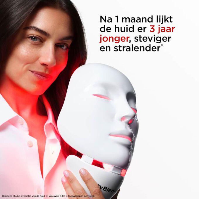 Close-up van model dat myLEDmask2 voor gezicht en hals vasthoudt, waarbij de voordelen worden benadrukt dat de huid er jonger, strakker en stralender uitziet