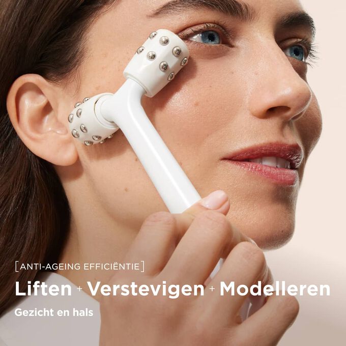 Close-up van een vrouw die de myLIFTINGroller-beautytool gebruikt om een professionele faceliftmassage op haar gezicht uit te voeren