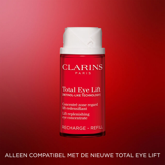 Packshot van de navulling van de Clarins Total Eye Lift anti-ageing oogcr&egrave;me tegen een donkerrode achtergrond, met de nadruk op het duurzame, navulbare ontwerp