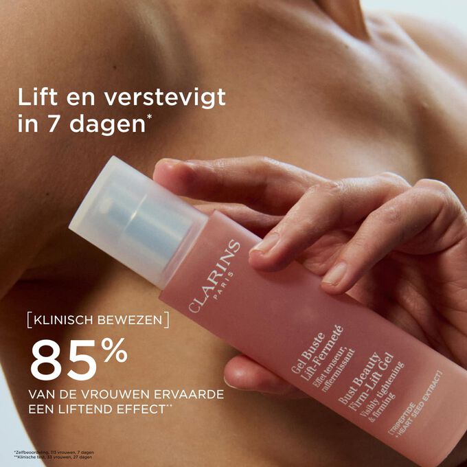 Focus op een vrouw die Clarins Bust Beauty Firm-Lift Gel vasthoudt, ter illustratie van de huid van het decollet&eacute; die zichtbaar gelift en steviger wordt bij regelmatig gebruik.