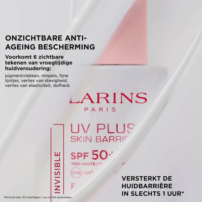 Deels verborgen Clarins UV Plus Skin Barrier SPF 50+, waarbij wordt benadrukt dat de formule onzichtbare anti-ageing bescherming biedt en de huidbarri&egrave;re binnen 1 uur versterkt.