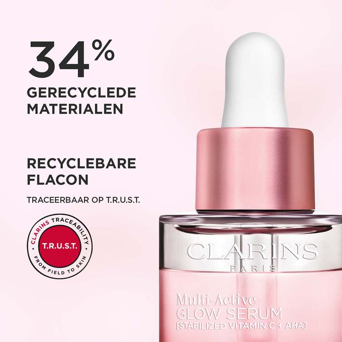 Close-up van de dop van de fles van het Multi-Active Glow Serum om de 34% gerecycled materiaal en het recyclebare ontwerp in de kijker te zetten.