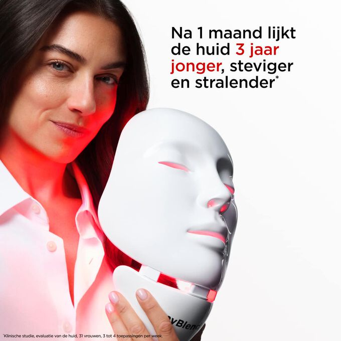 Close-up van model dat myLEDmask2 voor gezicht en hals vasthoudt, waarbij de voordelen worden benadrukt dat de huid er jonger, strakker en stralender uitziet