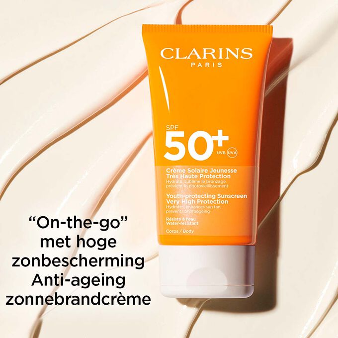 Clarins Youth-protecting Sunscreen Very High Protection SPF 50+ met tekst die het hoge beschermingsniveau in meeneemformaat benadrukt.