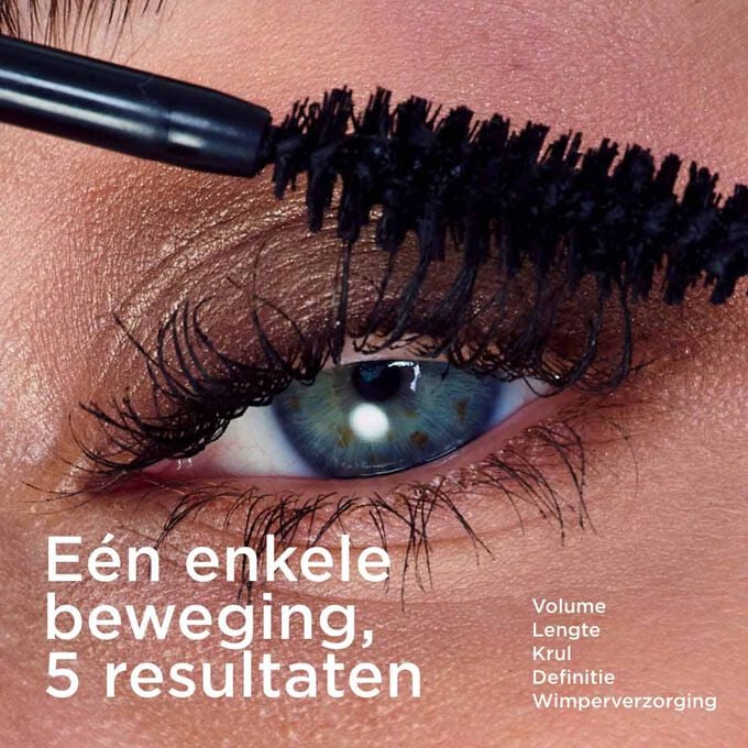 Focus op de wimpers van een vrouw die de Clarins Wonder Perfect 5D Mascara aanbrengt, die volume, krul, definitie en verzorging voor de wimpers biedt.