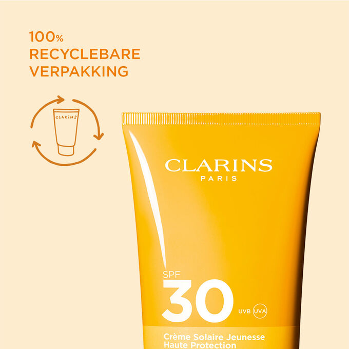 Focus op Clarins' Youth-protecting Sunscreen High Protection SPF 30 voor het lichaam om de 100% recyclebare verpakking te benadrukken.