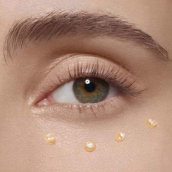 Model dat Double Serum Eye draagt