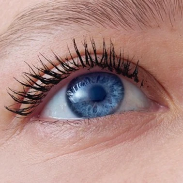 Résultats de la brosse Wonder Perfect 5D Mascara sur les cils pour un regard déployé