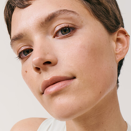 Model dat Double Serum Foundation heeft aangebracht