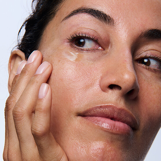 Model dat Double Serum Eye draagt