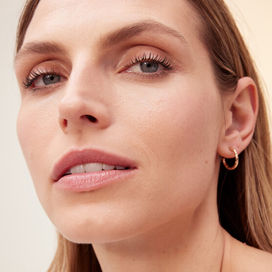 Model dat Double Serum Light Texture draagt